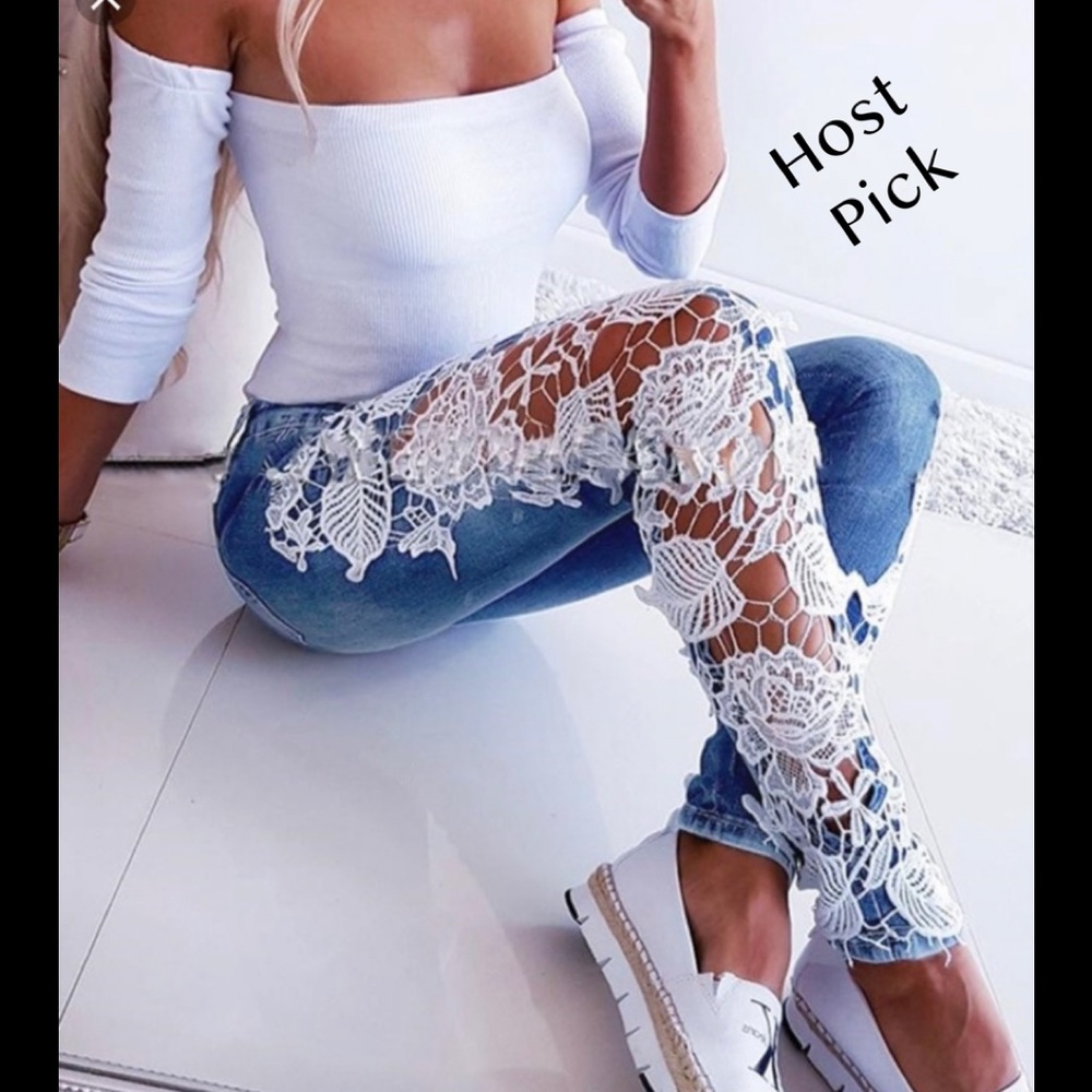 *NEVER WORN. BOUTIQUE FLOWER JEANS